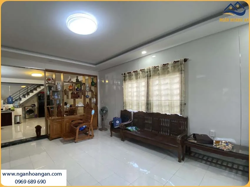 Phòng Khách Được Ốp Tường Bằng Tấm Nhựa PVC Trắng Trơn Đẹp Và Thu Hút
